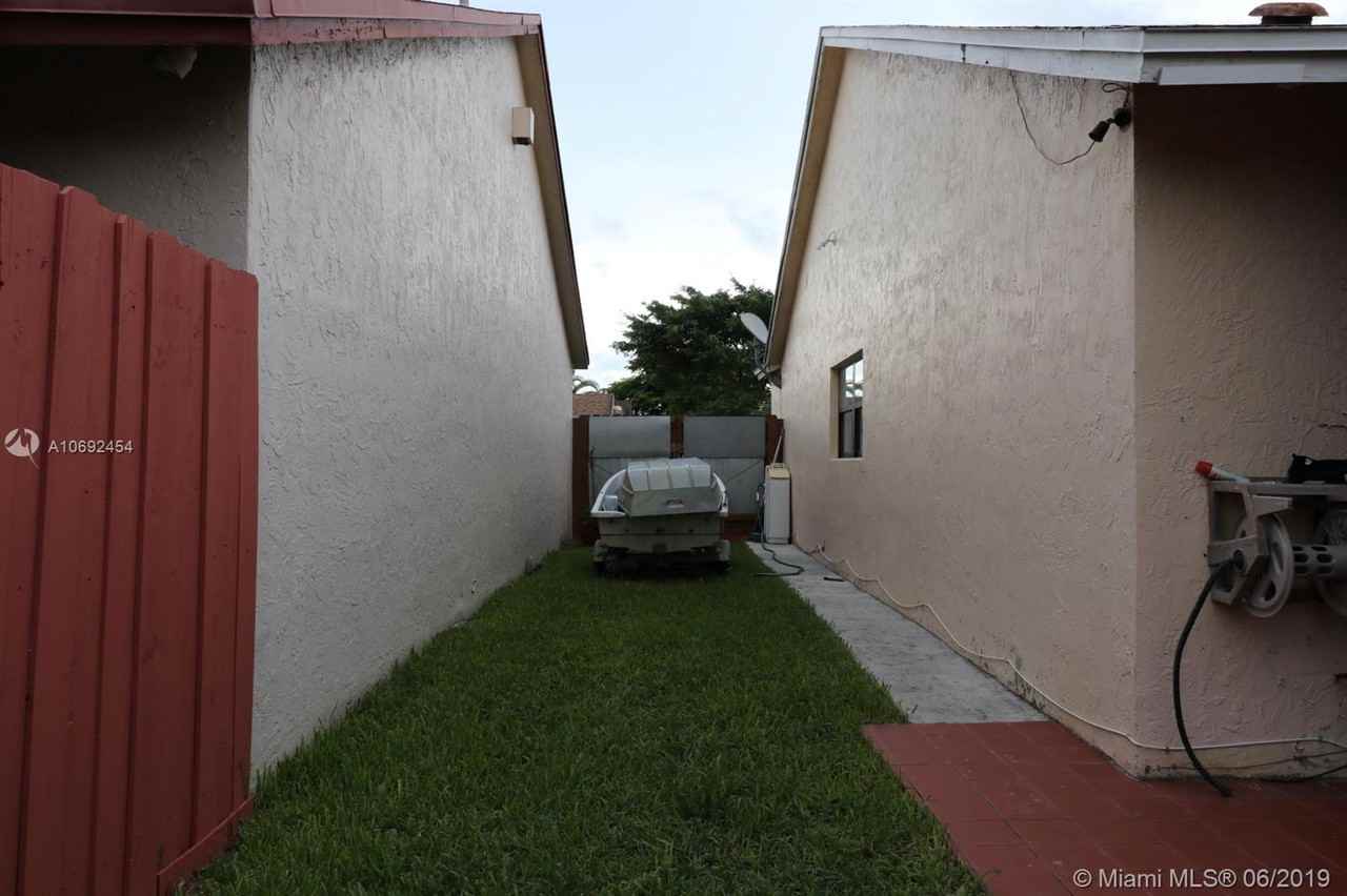 13318 Southwest 114th Place - Photo 3 of 14