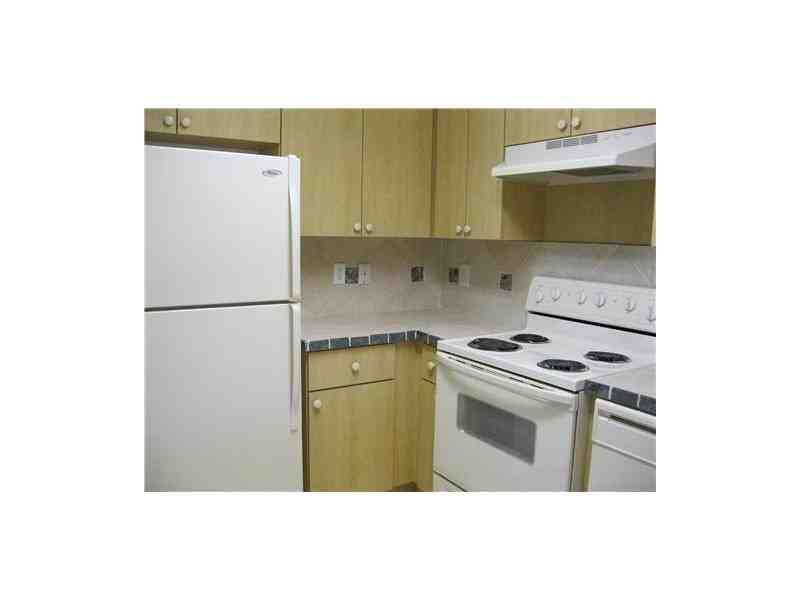 4920 Spinnaker Dr - Photo 3 of 8