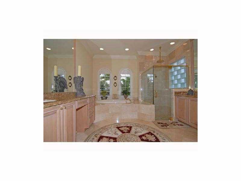 702 Cardinal St - Photo 3 of 10