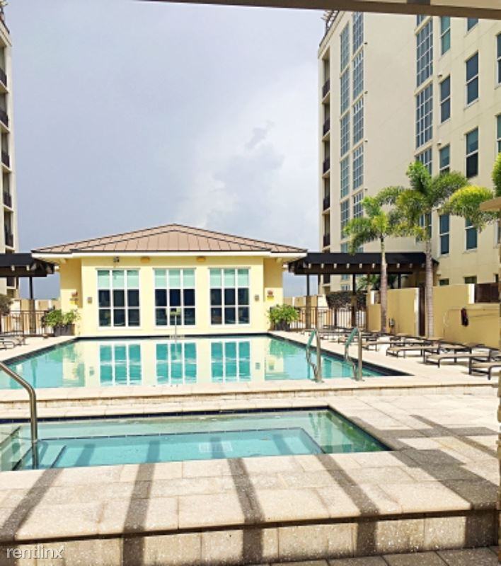 1227 E Madison St 501 - Photo 2 of 16