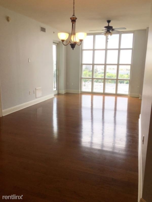 1227 E Madison St 501 - Photo 3 of 16