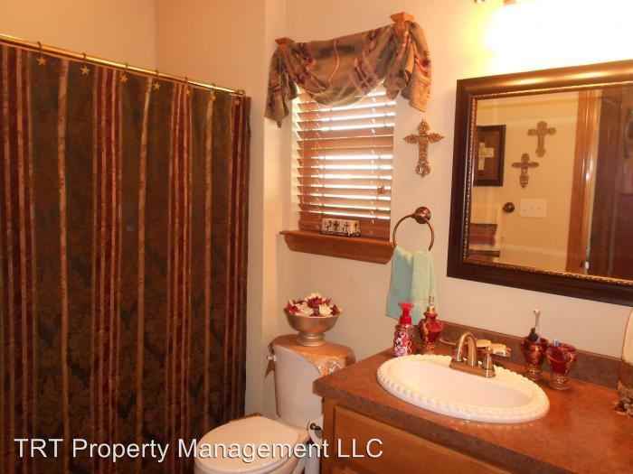 1201 Ne Pebble Trail - Photo 3 of 9