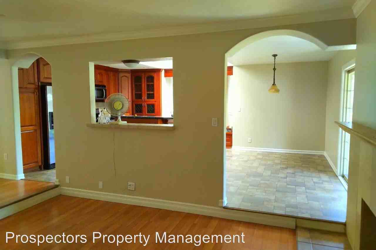 1139 Bellingham Dr - Photo 3 of 9