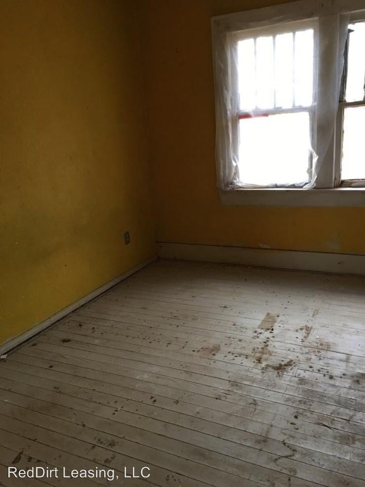 2317 S Byers Ave - Photo 3 of 7