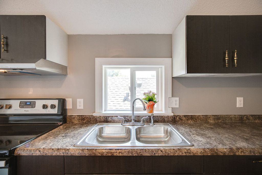 607 Virginia St - Photo 6 of 9