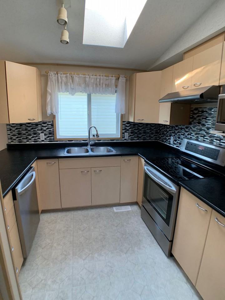 189 Hall Crescent - Photo 2 of 24