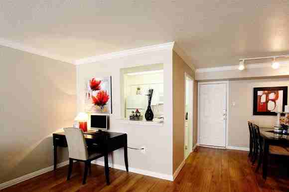 No 1210 ASAP Move In ... Bike to Med Center ... - Photo 2 of 7