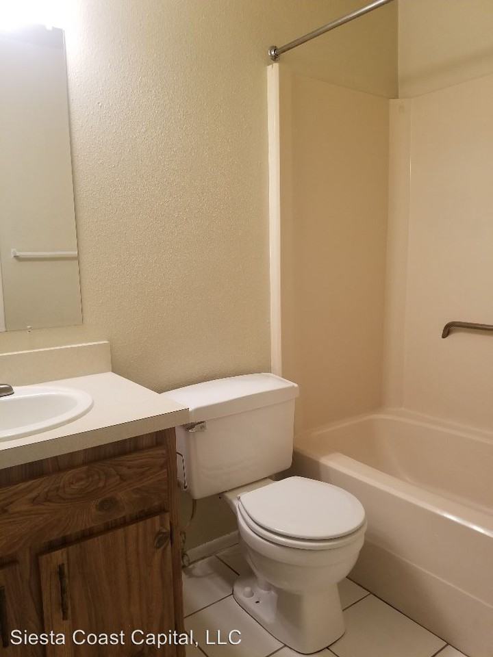 5839 High St - Photo 3 of 9