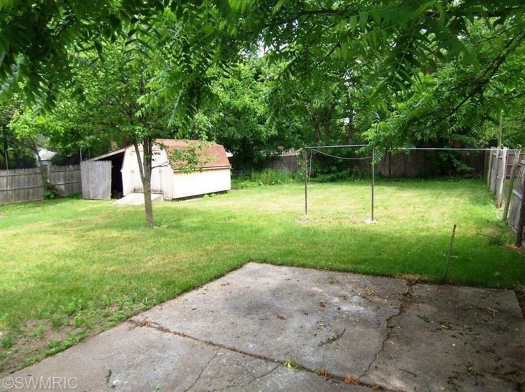 821 Bowes St SE - Photo 3 of 17