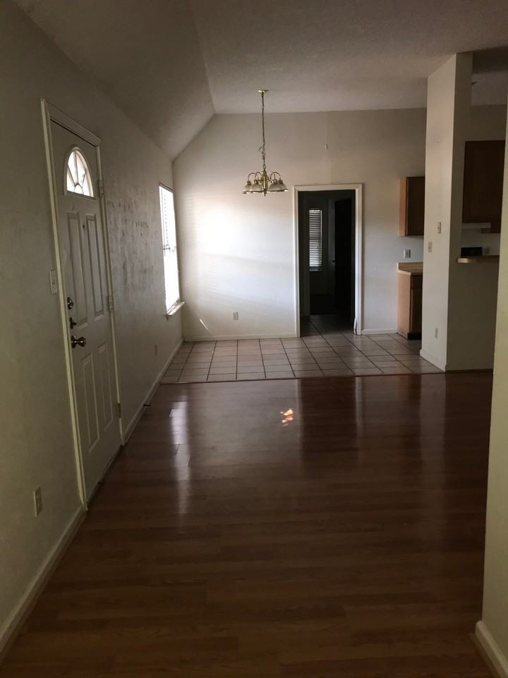 1303 N Bishop St - Photo 3 of 14