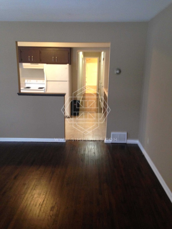 2709 Hampshire Ave N - Photo 2 of 10
