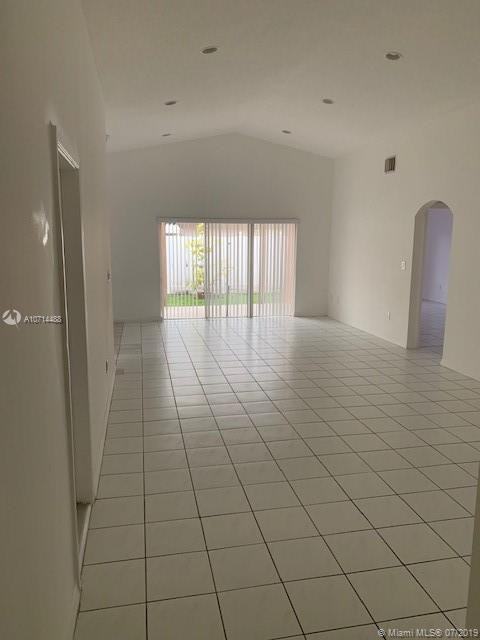 15963 Southwest 82nd Street - Photo 2 of 10