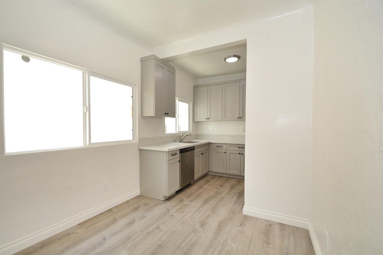 320 West 8th Street - Photo 3 of 14