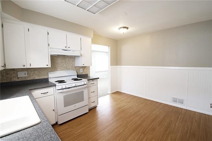1704 Mount Carmel Drive - Photo 2 of 19