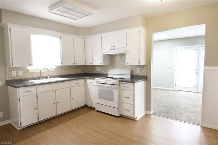 1704 Mount Carmel Drive - Photo 3 of 19