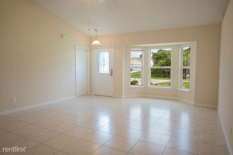 1682 Sw Glacador Ave - Photo 2 of 18