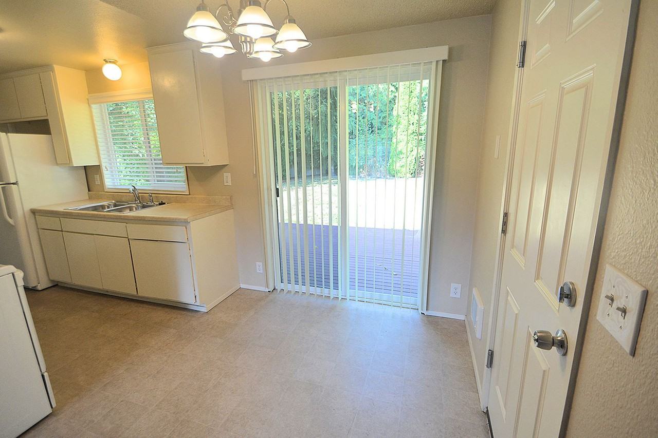 14033 Connelly Rd - Photo 3 of 10