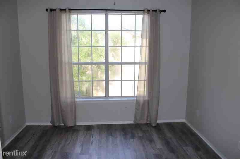 1129 Vine St - Photo 2 of 4