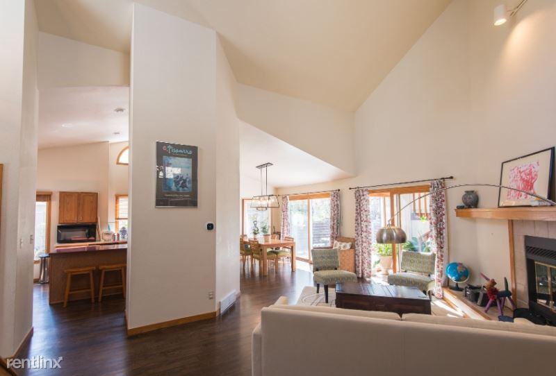 847 Racquet Ln - Photo 3 of 15