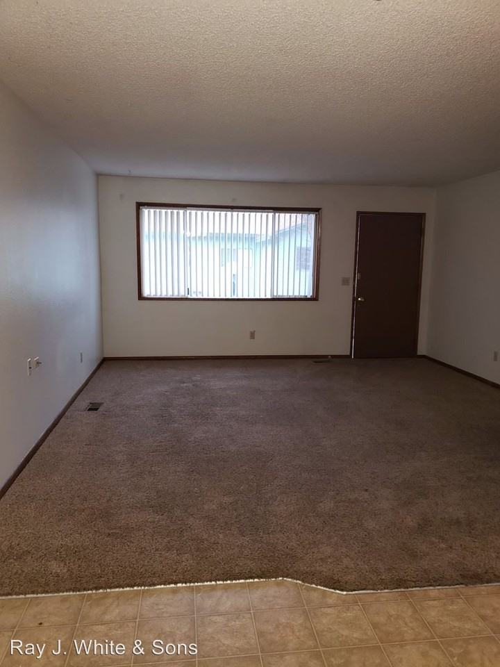 1337-1341 10TH ST - Photo 3 of 7