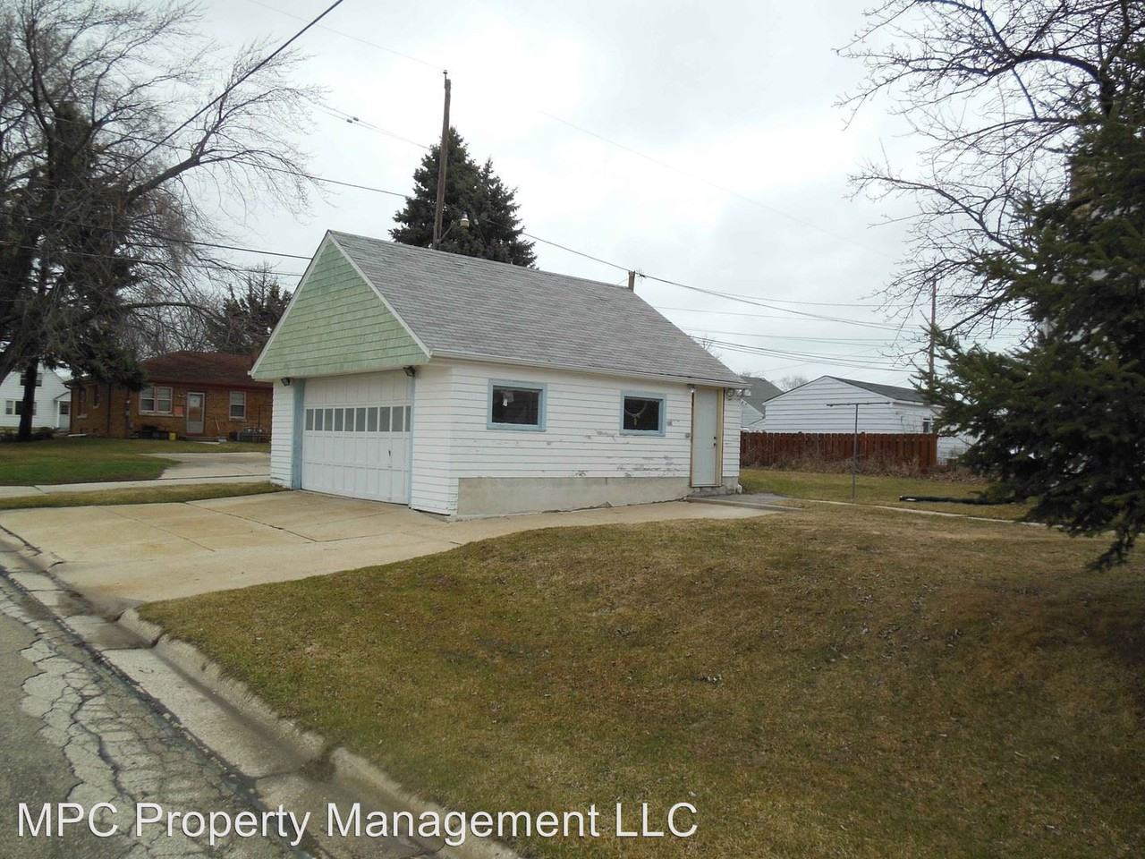 328 Menomonee Avenue - Photo 3 of 8