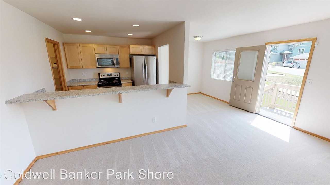 396 Ne Inspiration Street - Photo 3 of 15