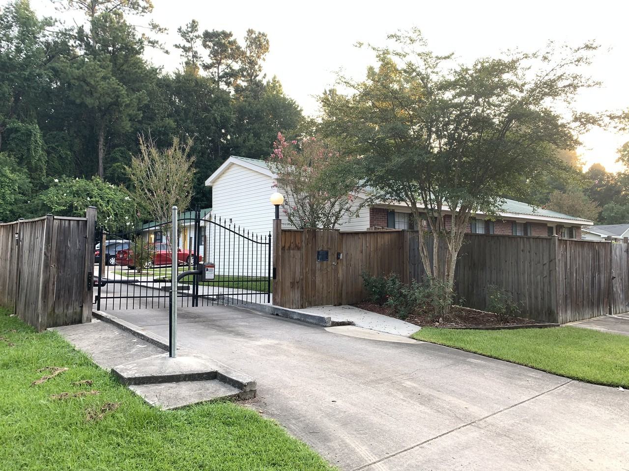 121 Lexington Dr - Photo 2 of 9