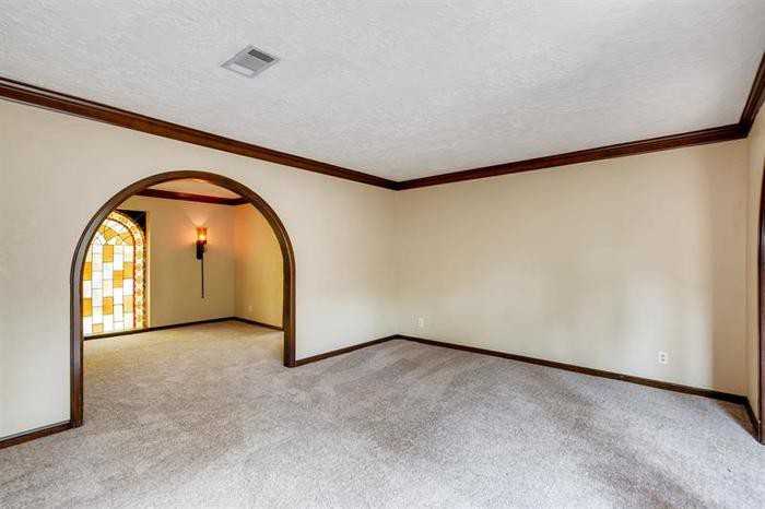 10806 Elmdale Dr - Photo 3 of 17