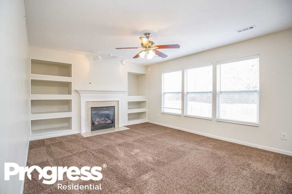 4565 Hawthorn Dr - Photo 3 of 19