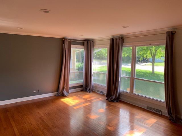 1021 Knollwood - Photo 2 of 22