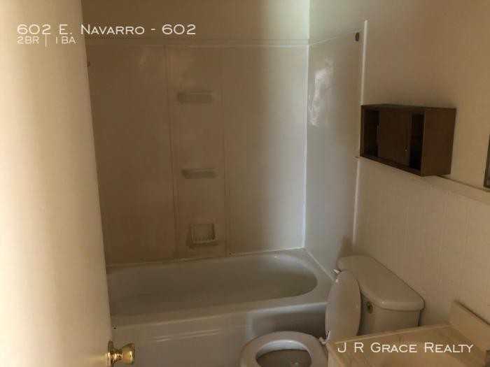 602 E Navarro St - Photo 2 of 5