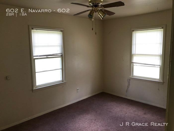 602 E Navarro St - Photo 3 of 5