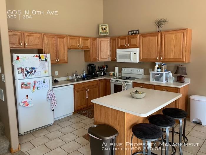 605 N 9th Ave - Photo 2 of 23