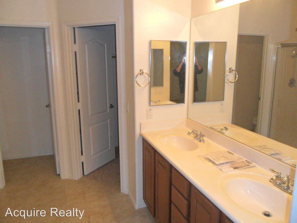 16355 W Canterbury Dr - Photo 3 of 8