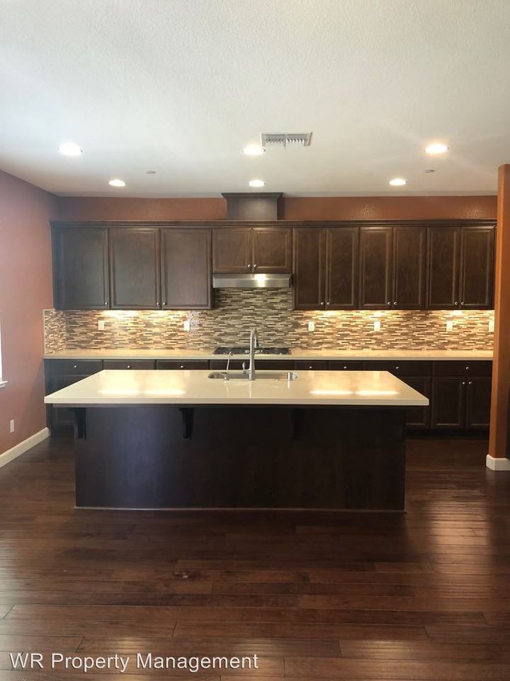 607 Bristol Ct - Photo 3 of 10