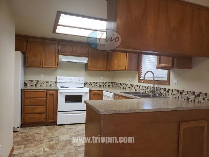 745 Kings Row - Photo 3 of 8