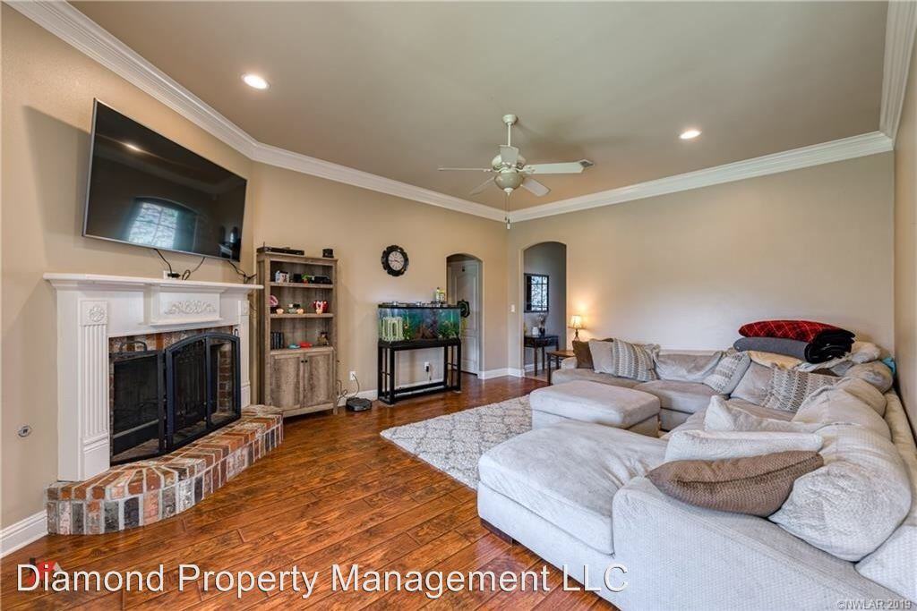 4008 Elizabeth Ln - Photo 3 of 20