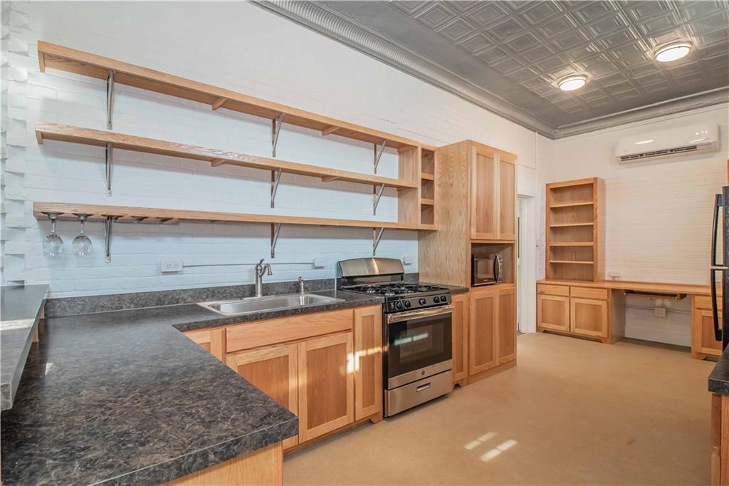 1010 W Shaw Street - Photo 2 of 24