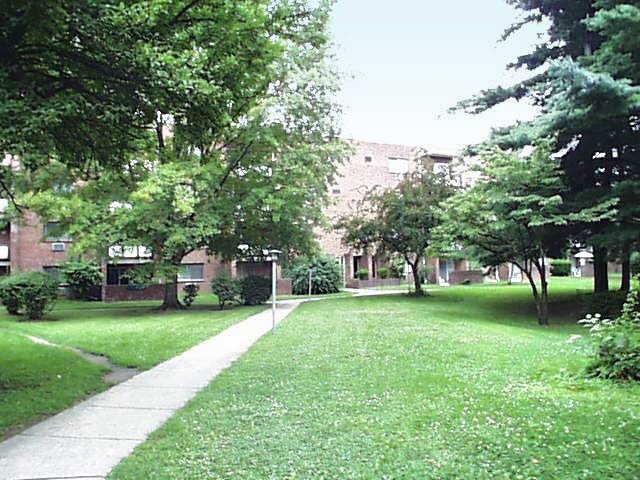 Barclay Square Apartments - Photo 3 of 8