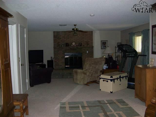 910 Preston - Photo 2 of 9