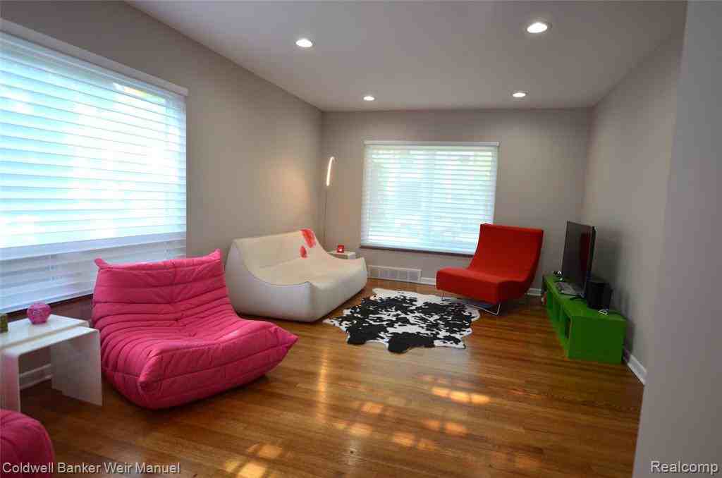 566 W Merrill Street - Photo 3 of 17