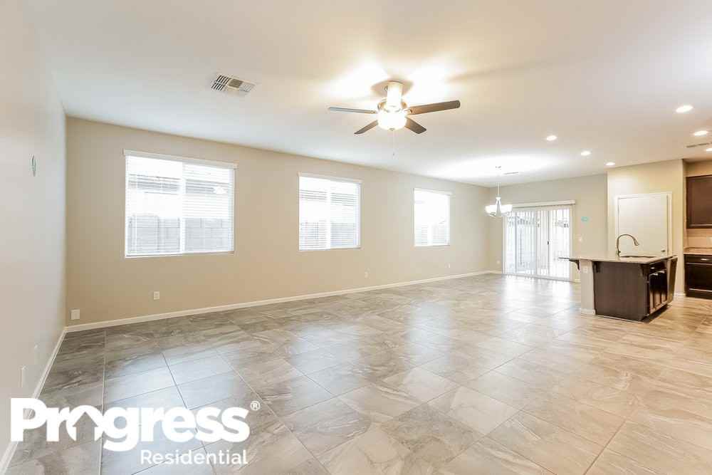 11785 W Chase Ln - Photo 3 of 21