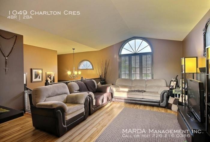 1049 Charlton Cres - Photo 3 of 9