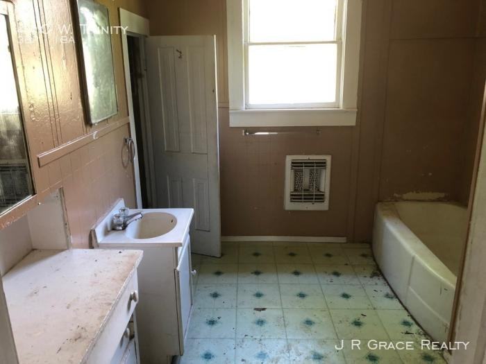 410 W Trinity St - Photo 2 of 7