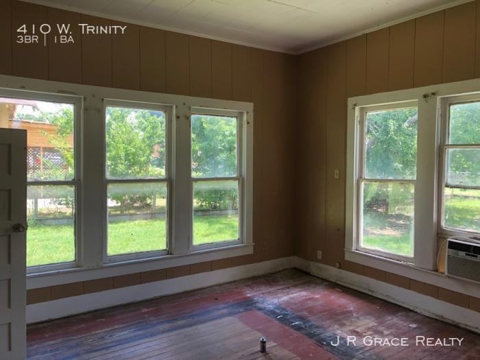 410 W Trinity St - Photo 3 of 7