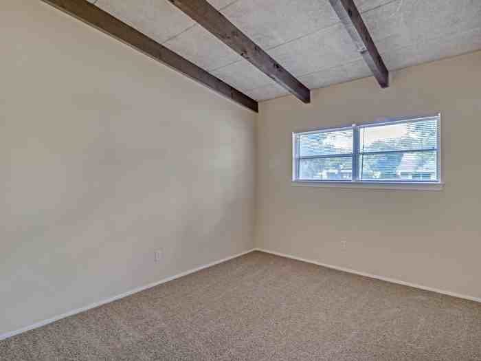 2651 Roger Williams - Photo 2 of 16