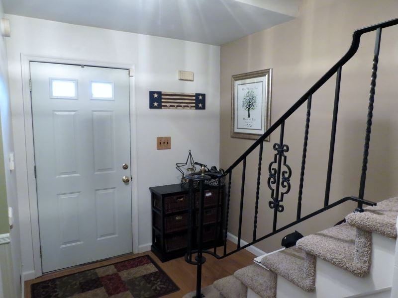 990 Robin Rd - Photo 2 of 22