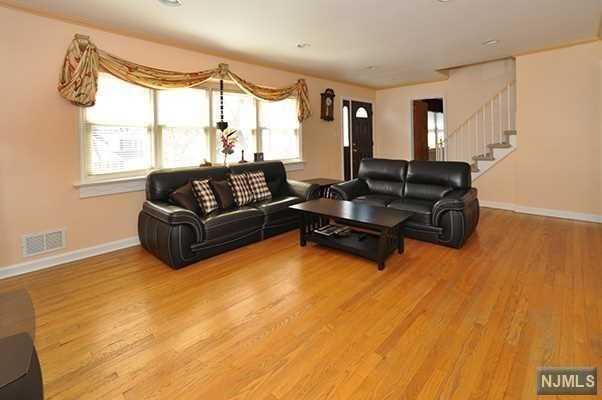 62 Colonial Rd - Photo 2 of 23