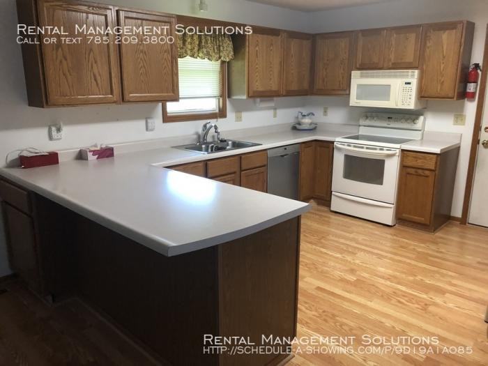 2530 SW Ancaster Rd - Photo 2 of 12