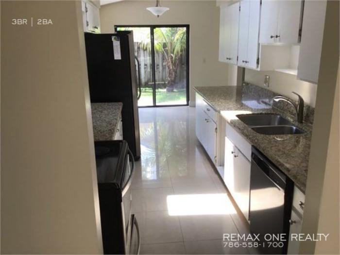 7061 Nw 49th Pl - Photo 3 of 4